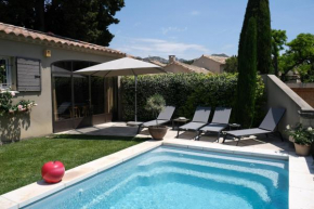 charmante location vacances avec piscine dans les alpilles, à aureille, proche du centre du village à pied- magnifique vue - 6 couchages.